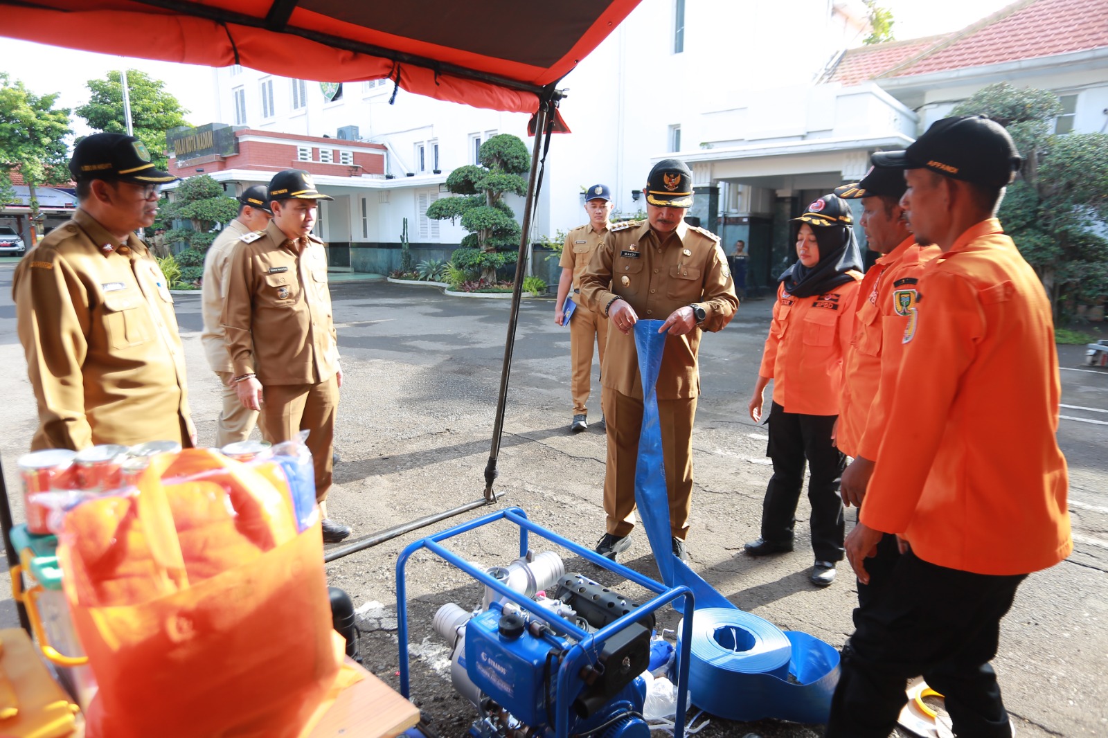 Wali Kota Maidi bersama BPBD Kota Madiun menguji coba alat pompa air bantuan Pemprov Jatim sebagai persiapan menghadapi musim penghujan. BAGAS BIMANTARA/RADAR MADIUN