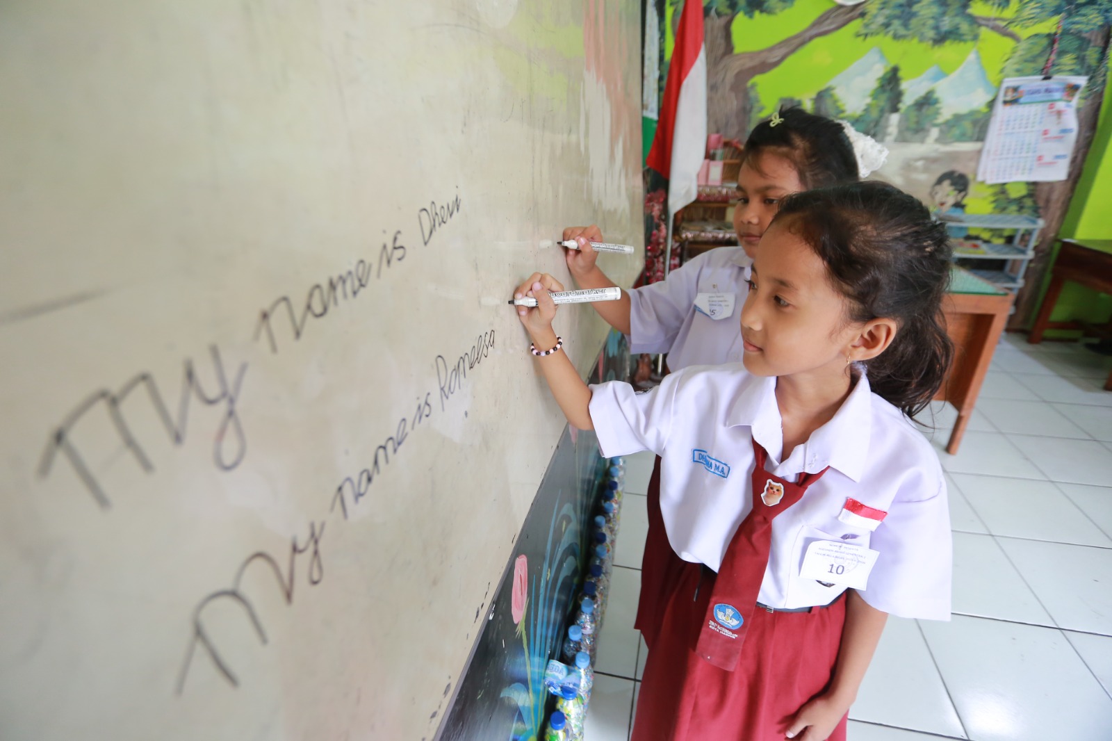 Penggunaan Bahasa Inggris di sekolah mulai dibiasakan. Mulai 2027, mapel ini wajib diajarkan di kelas III SD/MI. BAGAS BIMANTARA/RADAR MADIUN