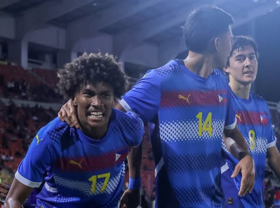 Penyerang Timnas Filipina Otu Banatao dan rekan-rekannya merayakan gol ke gawang Indonesia di SEA Games 2025 Thailand.