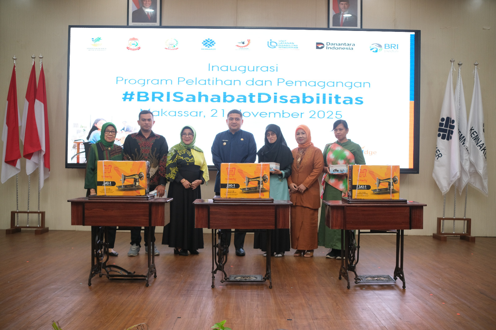Peserta Program BRI Sahabat Disabilitas mengikuti sesi pelatihan di Makassar sebagai bagian dari komitmen BRI membangun pemberdayaan inklusif.