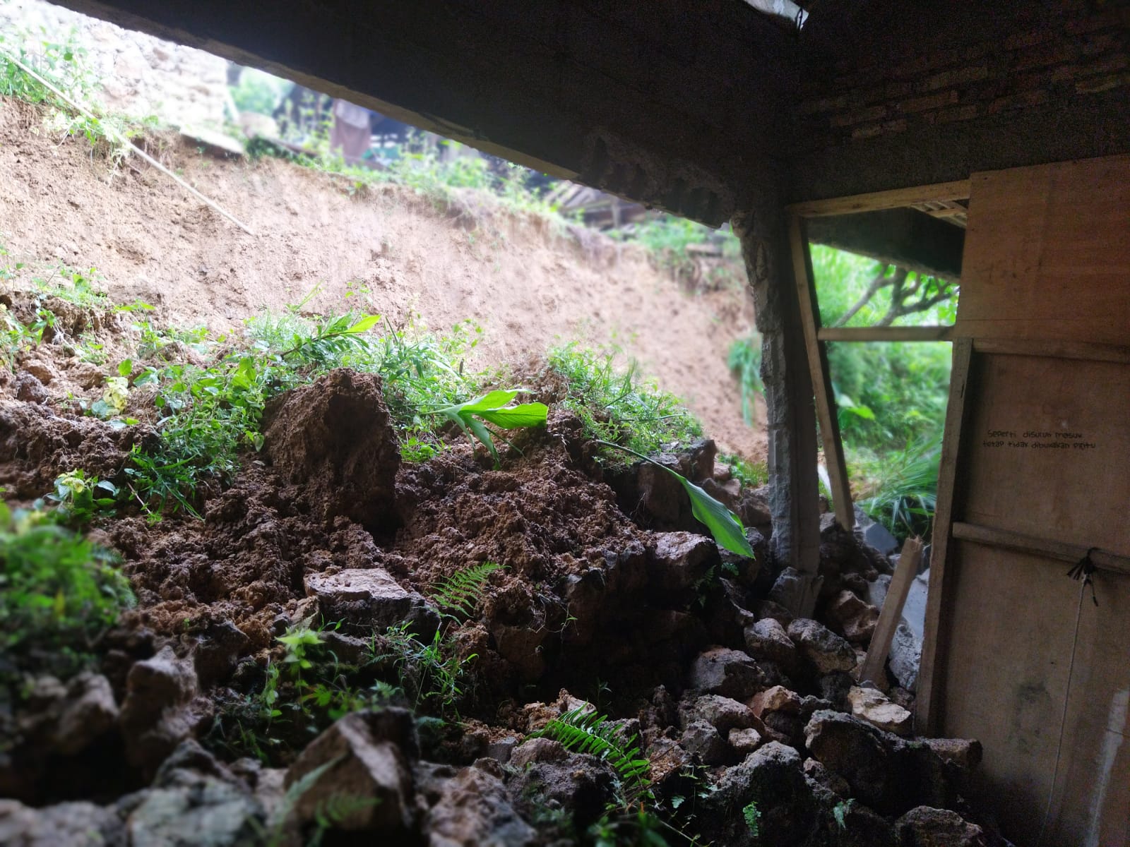 Rumah warga di Desa/Kecamatan Sudimoro, Pacitan rusak diterjang material longsor setelah hujan deras mengguyur wilayah tersebut pada Minggu (7/12) sore. FOTO: ISTIMEWA