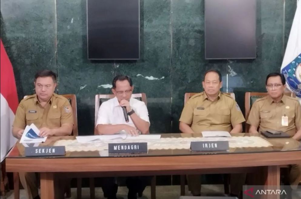 Mendagri Tito Karnavian saat konferensi pers soal Bupati Aceh Selatan di Gedung Kemendagri, Jakarta, Selasa (9/12/2025).