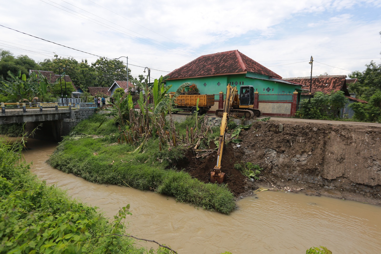 Alat berat DPUPR mengeruk sedimentasi di aliran Kali Sono, Pilangbango, sebagai upaya mitigasi banjir Kota Madiun. BAGAS BIMANTARA/RADAR MADIUN