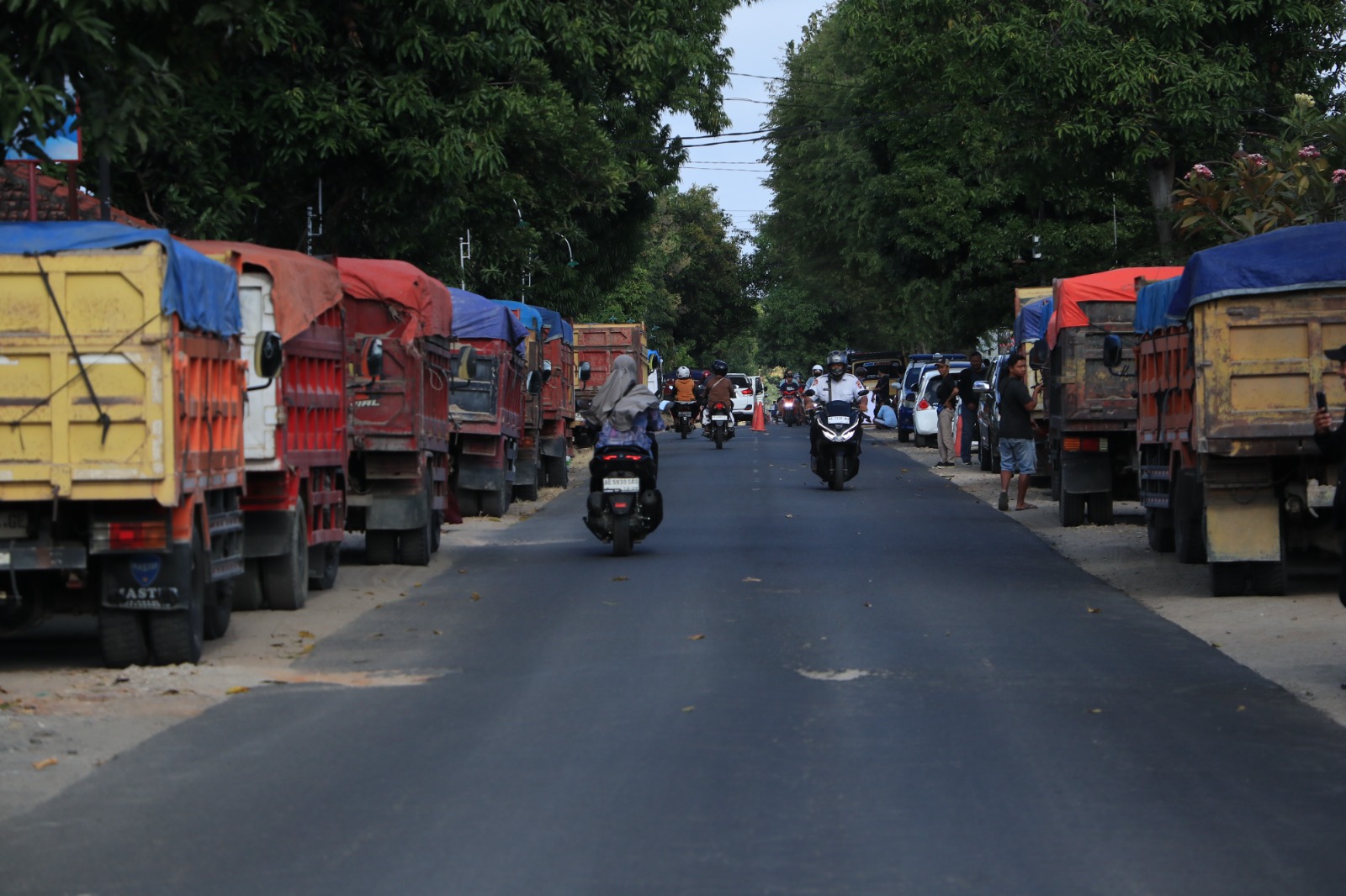 Warga Jenangan menghentikan paksa truk ODOL yang melintas di Jalan Raya Ngebel&ndash;Jenangan, Sabtu (7/12). DOK RADAR PONOROGO