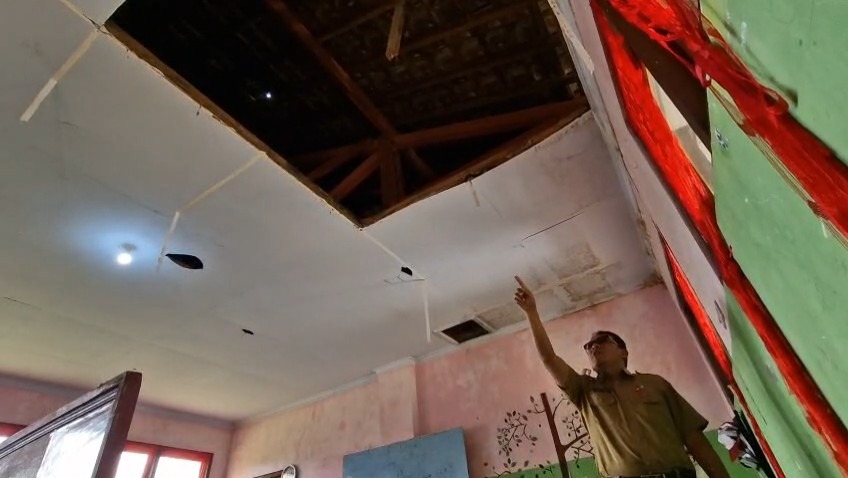 Siswa SDN 2 Singgahan belajar di ruang kelas yang atapnya nyaris roboh. Kerusakan membuat mereka dipindahkan ke musala demi keamanan. SUGENG DWI N/RADAR PONOROGO