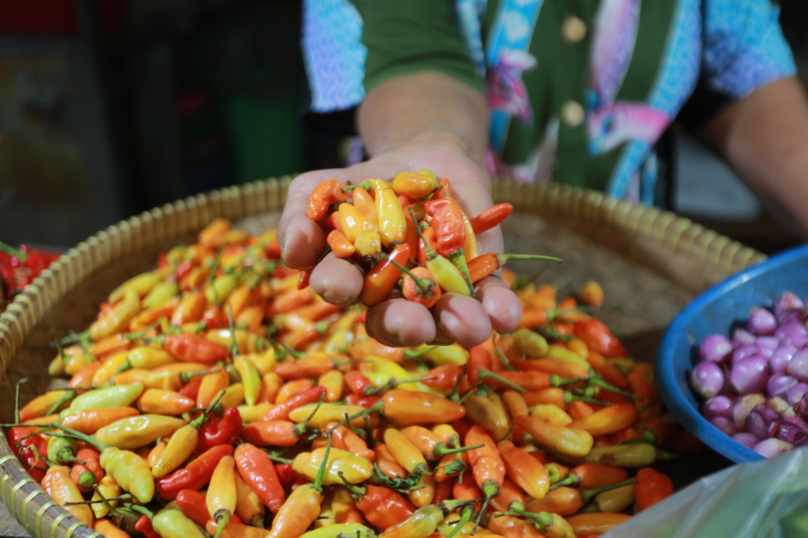 Harga cabai di Pasar Pagotan, Geger, melonjak tinggi jelang Natal dan Tahun Baru. BAGAS BIMANTARA/RADAR MADIUN