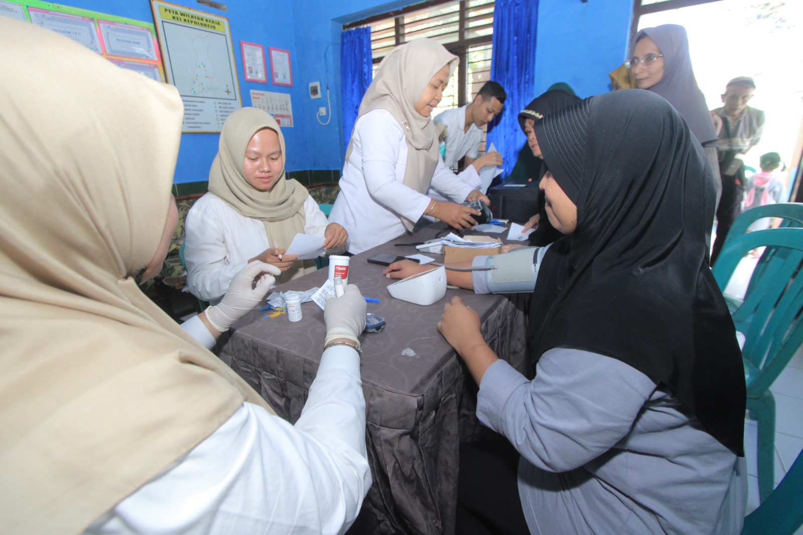 Warga mengikuti tahapan pemeriksaan dalam program Pemeriksaan Kesehatan Gratis (PKG) di Magetan. DOK RADAR MAGETAN