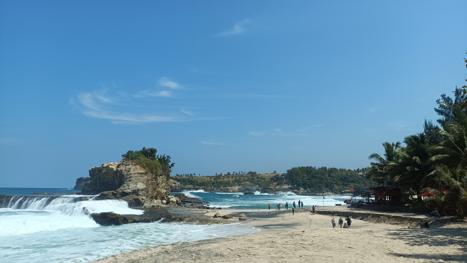 Keindahan pantai Pacitan menyimpan risiko ombak besar. Pemkab memperketat antisipasi kecelakaan laut menjelang libur Natal dan Tahun Baru. DOK RADAR PACITAN