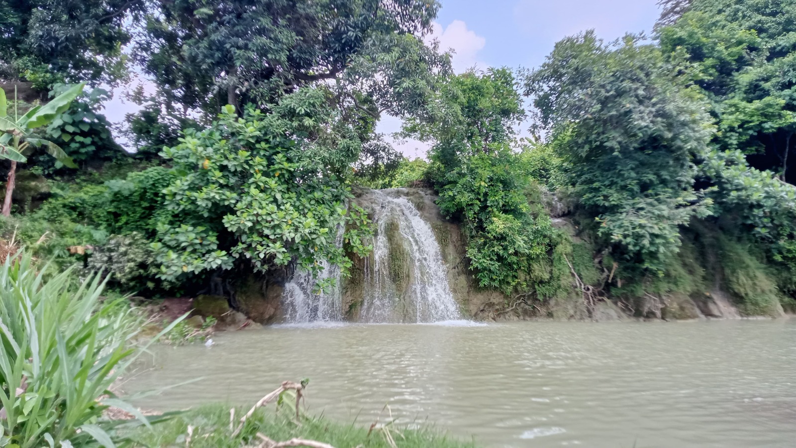 Grojogan Dung Dondong di Kenongorejo, Bringin, Ngawi, menawarkan pesona air terjun musiman yang alami dan masih jarang dikunjungi.