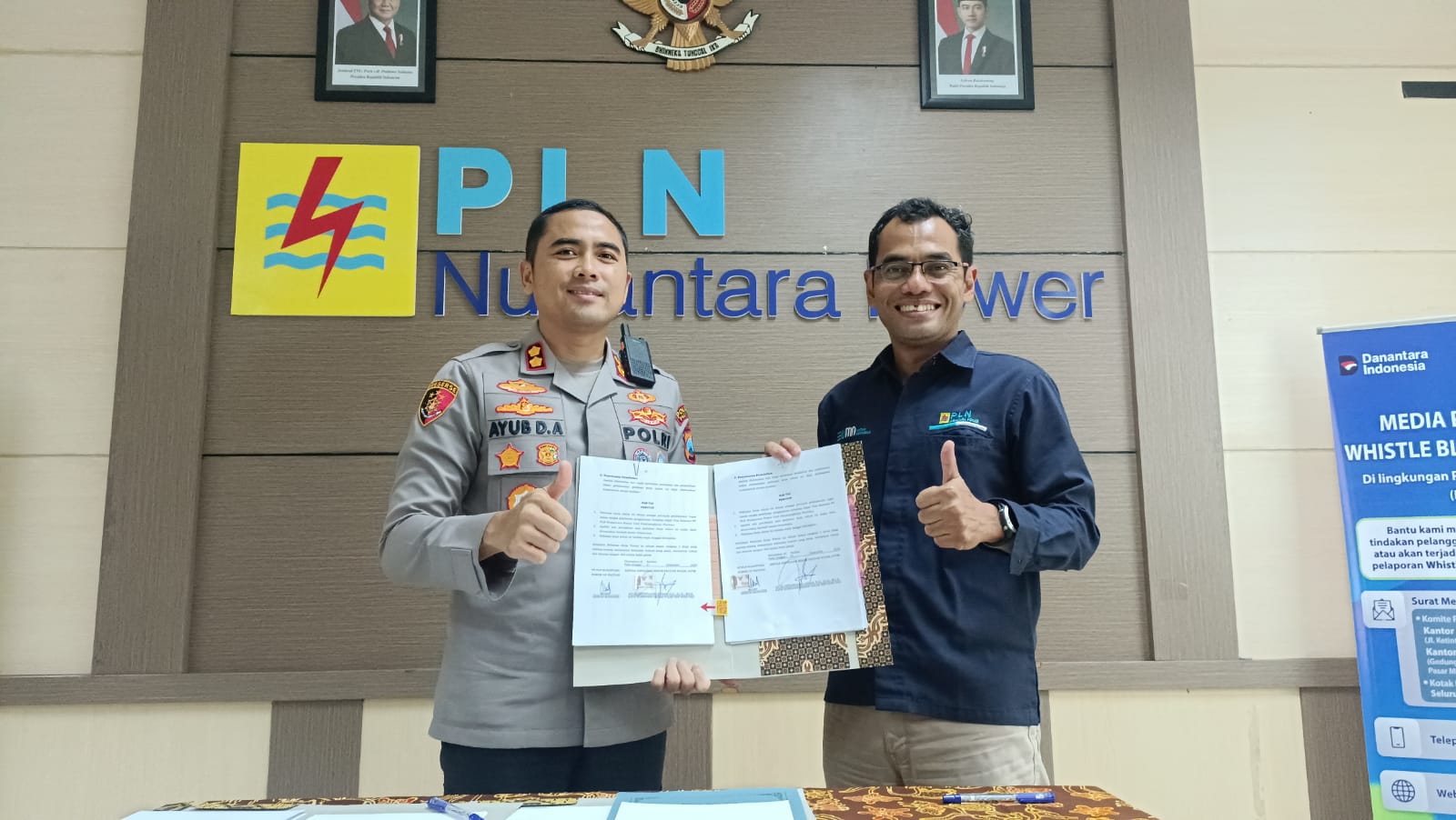 Kapolres Pacitan bersama PLN Nusantara Power UP Pacitan menandatangani MoU program Green SIM berbasis sampah plastik, Selasa (8/12). NUR CAHYONO/RADAR PACITAN