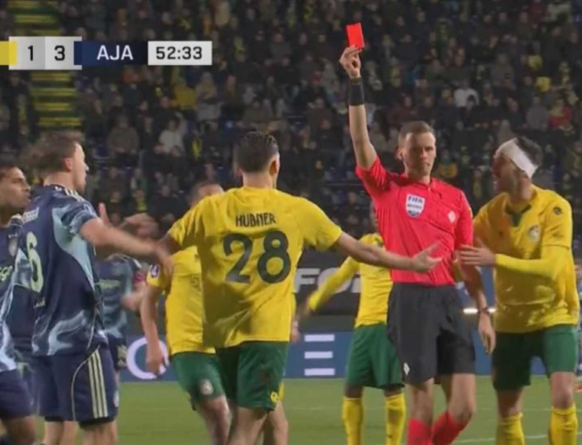 Justin Hubner dihukum skorsing 3 pertandingan oleh KNVB setelah kartu merah lawan Ajax. FOTO: TANGKAPAN LAYAR