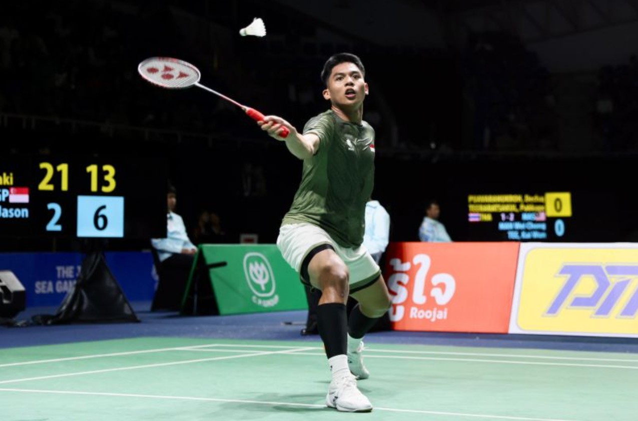 Tunggal putra Indonesia Mohammad Zaki Ubaidillah saat menghadapi wakil Singapura Jason Teh Jiang Heng pada partai ketiga semifinal beregu putra SEA Games 2025.