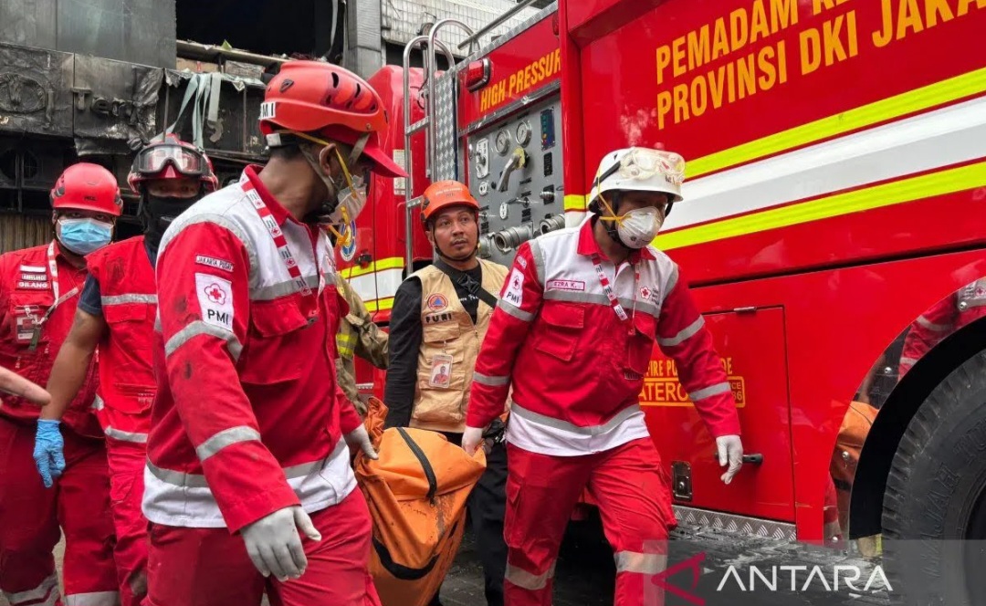 Petugas saat mengevakuasi jenazah korban kebakaran di perkantoran Terra Drone di jalan Letjen Soeprapto, Cempaka Baru, Kemayoran, Jakarta Pusat, Selasa (9/12/2025).