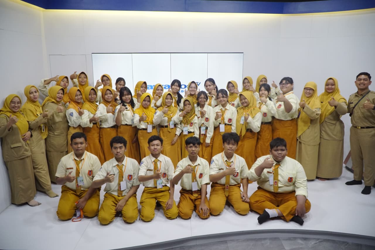 ILMU: Puluhan siswa terlihat serius mengikuti sejumlah materi tentang penulisan berita, baik di media cetak, online maupun di TV.