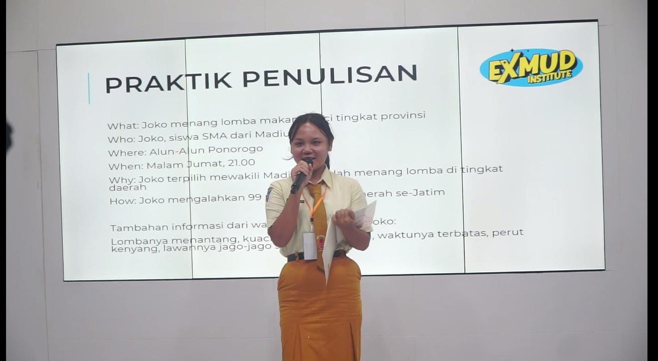 Salah satu siswi SMPN 6 Kota Madiun membacakan hasil praktik penulisan saat mengikuti pelatihan.