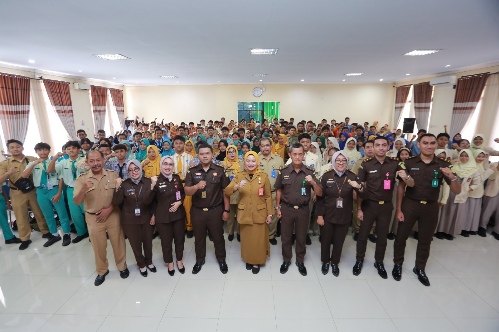 Kejari dan Dindik Kota Madiun memberikan edukasi antikorupsi kepada siswa SMP dalam rangka peringatan Hakordia 2025. BAGAS BIMANTARA/RADAR MADIUN