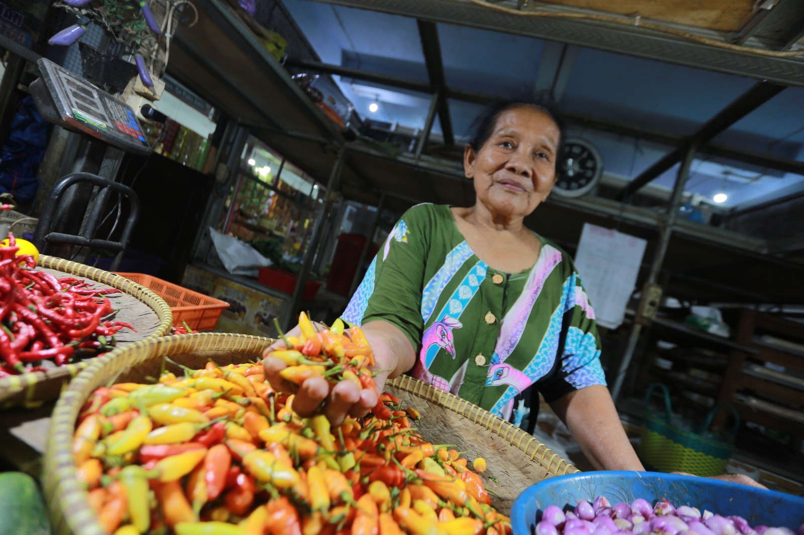 Harga cabai rawit di pasaran terus meroket hingga mendekati Rp 100 ribu per kilogram, memicu kekhawatiran inflasi jelang Nataru. FOTO: BAGAS BIMANTARA/RADAR MADIUN