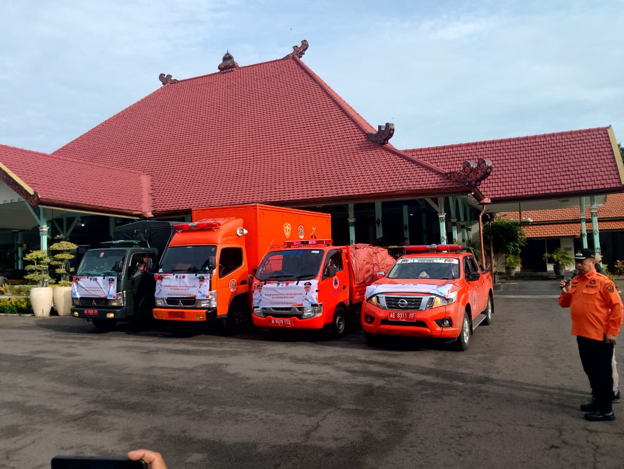 Bupati Madiun Hari Wuryanto melepas keberangkatan tiga truk bantuan hasil donasi warga untuk korban bencana di Sumatra dan Aceh. LODITYA FERNANDES/RADAR MADIUN