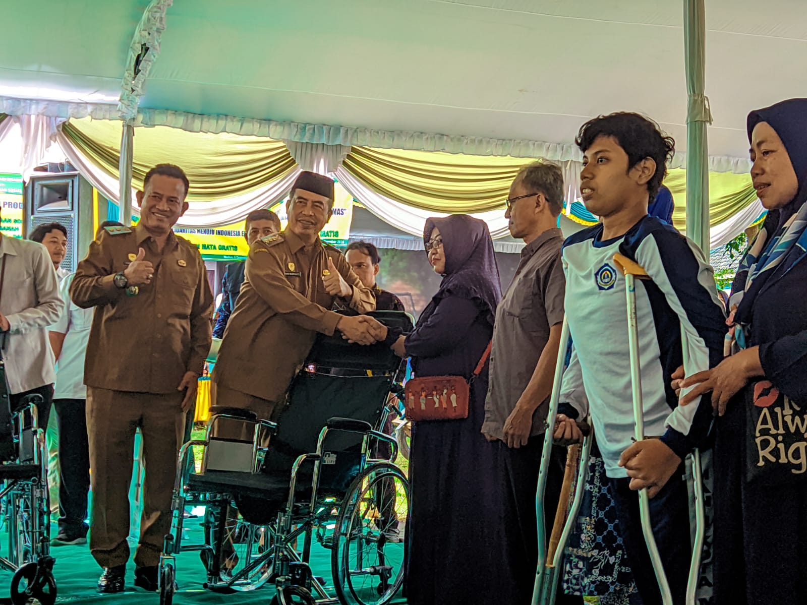 Para penyandang disabilitas tampil bahagia merayakan HDI dan HKSN 2025 bersama Bupati dan Wakil Bupati Madiun di RTH Mojopurno, Wungu. LODITYA FERNANDES/RADAR MADIUN