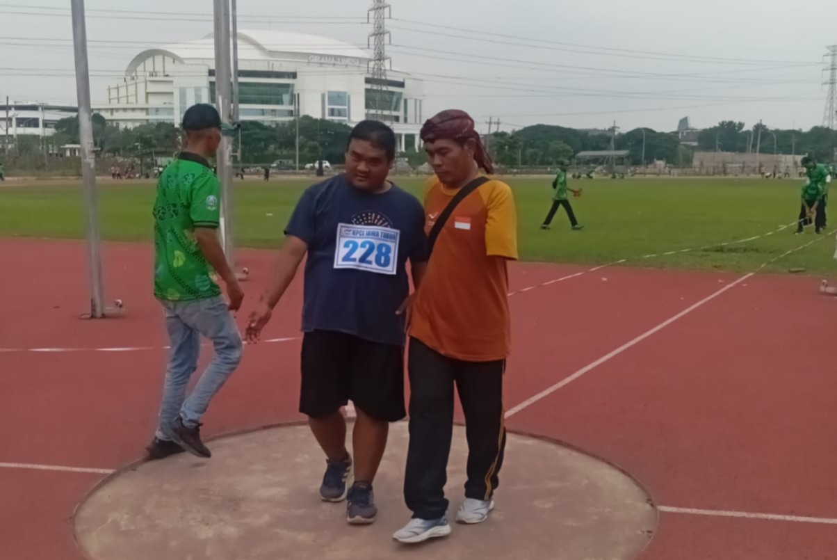 Atlet difabel Magetan tampil percaya diri di Kejurprov Paralimpik Jatim 2025 di Unesa, menyumbang medali emas dan perunggu. FOTO: ISTIMEWA