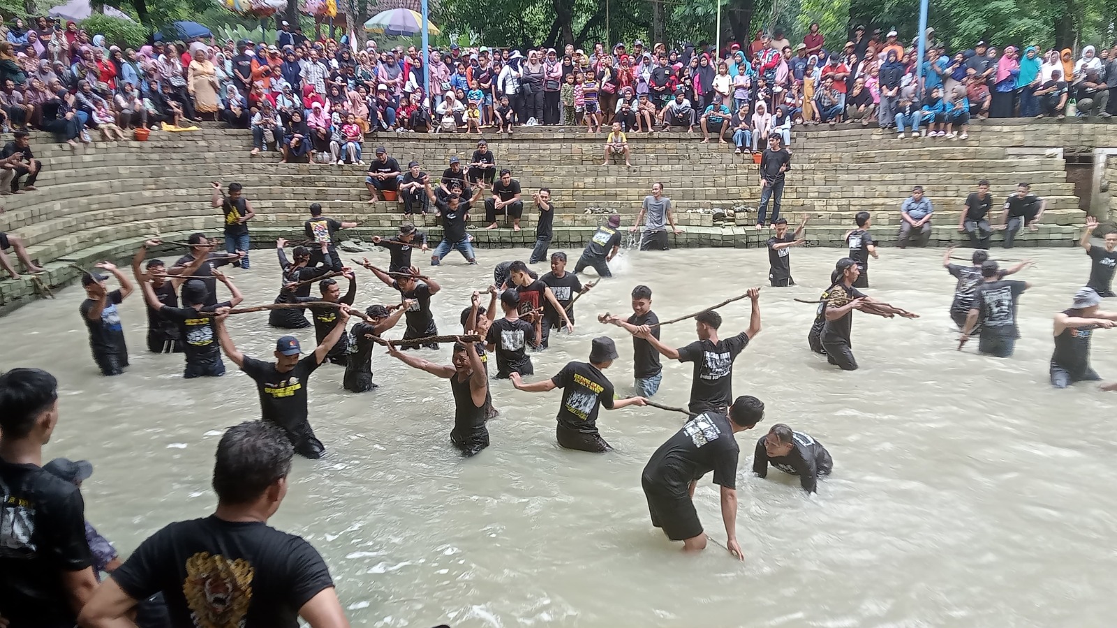 Warga Desa Tawun membersihkan Sendang Beji dalam tradisi Keduk Beji sebagai bentuk pelestarian sumber air dan budaya lokal. ULUL RUBIYATUN/MAGANG/JAWA POS RADAR NGAWI