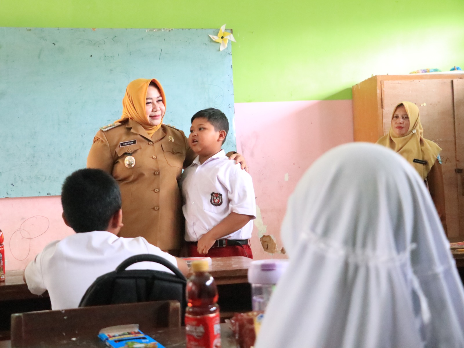 Plt Bupati Ponorogo Lisdyarita memeriksa langsung kerusakan bangunan SDN 2 Singgahan sebagai langkah awal perbaikan fasilitas pendidikan. SUGENG DWI N/RADAR PONOROGO
