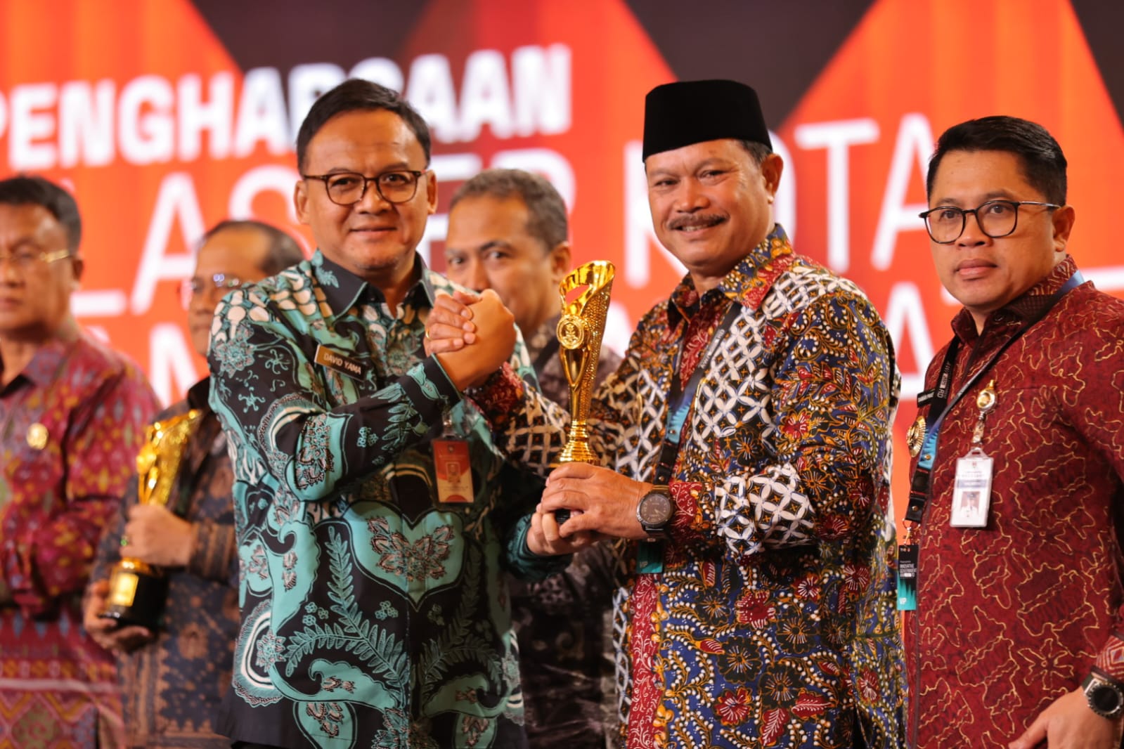Wali Kota Maidi menerima penghargaan Kota Sangat Inovatif dalam ajang Innovative Government Award (IGA) 2025 yang digelar Kementerian Dalam Negeri di Jakarta, Rabu (10/12). FOTO: WS HENDRO DISKOMINFO