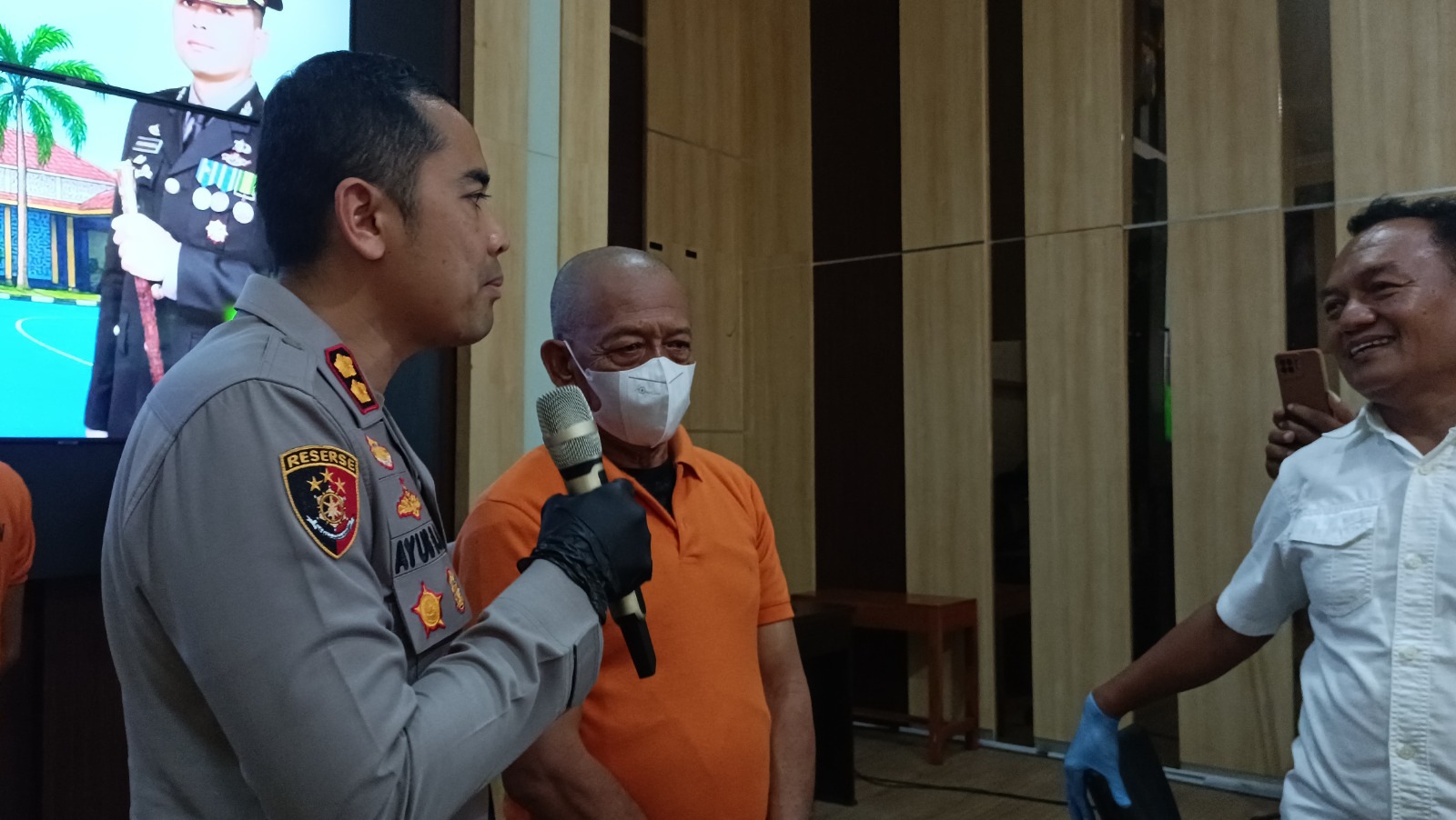 Tarman resmi ditahan oleh penyidik Polres Pacitan, dijerat pasal pemalsuan dokumen. FOTO: NUR CAHYONO/RADAR PACITAN