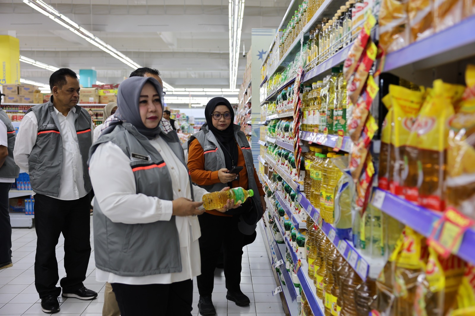 Plt Bupati Ponorogo Lisdyarita turun langsung melakukan inspeksi mendadak (sidak) ke pasar tradisional, hypermart, dan gudang Bulog setempat, Rabu (10/12). SUGENG DWI N/RADAR PONOROGO