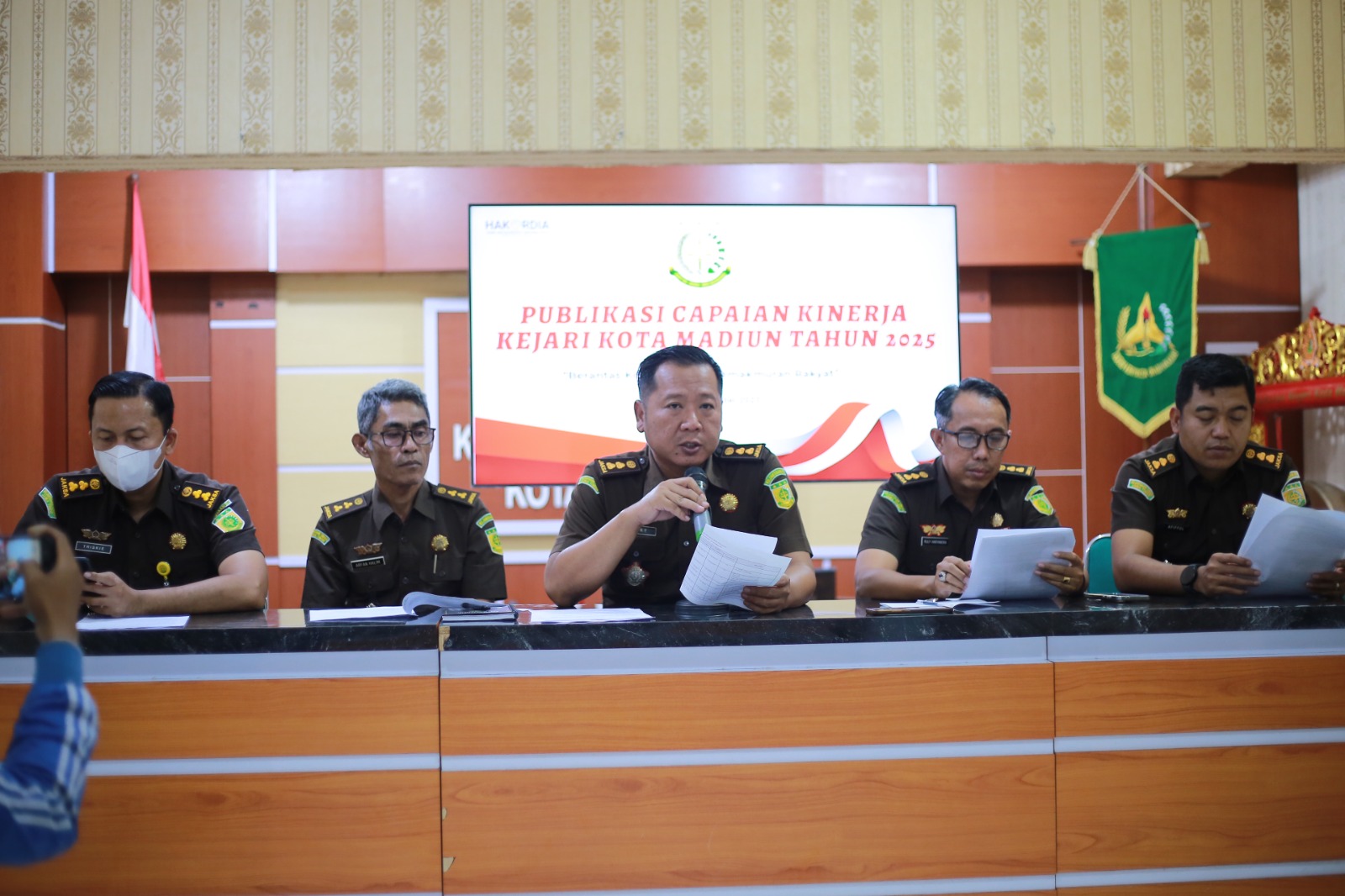 Kejari Kota Madiun merilis hasil kinerja mereka dalam setahun, termasuk menyelamatkan aset negara Rp 2,25 miliar sepanjang 2025. FOTO: BAGAS BIMANTARA/RADAR MADIUN