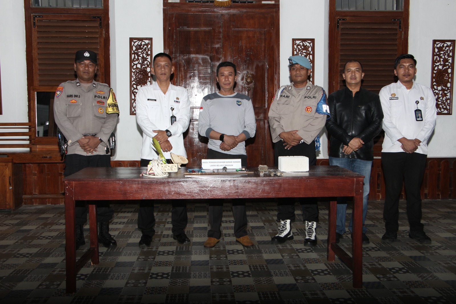 Petugas Lapas I Madiun bersama Polsek Manguharjo memamerkan hasil dari razia blok hunian warga binaan  menjelang Nataru, Rabu (10/12) malam. FOTO: ISTIMEWA