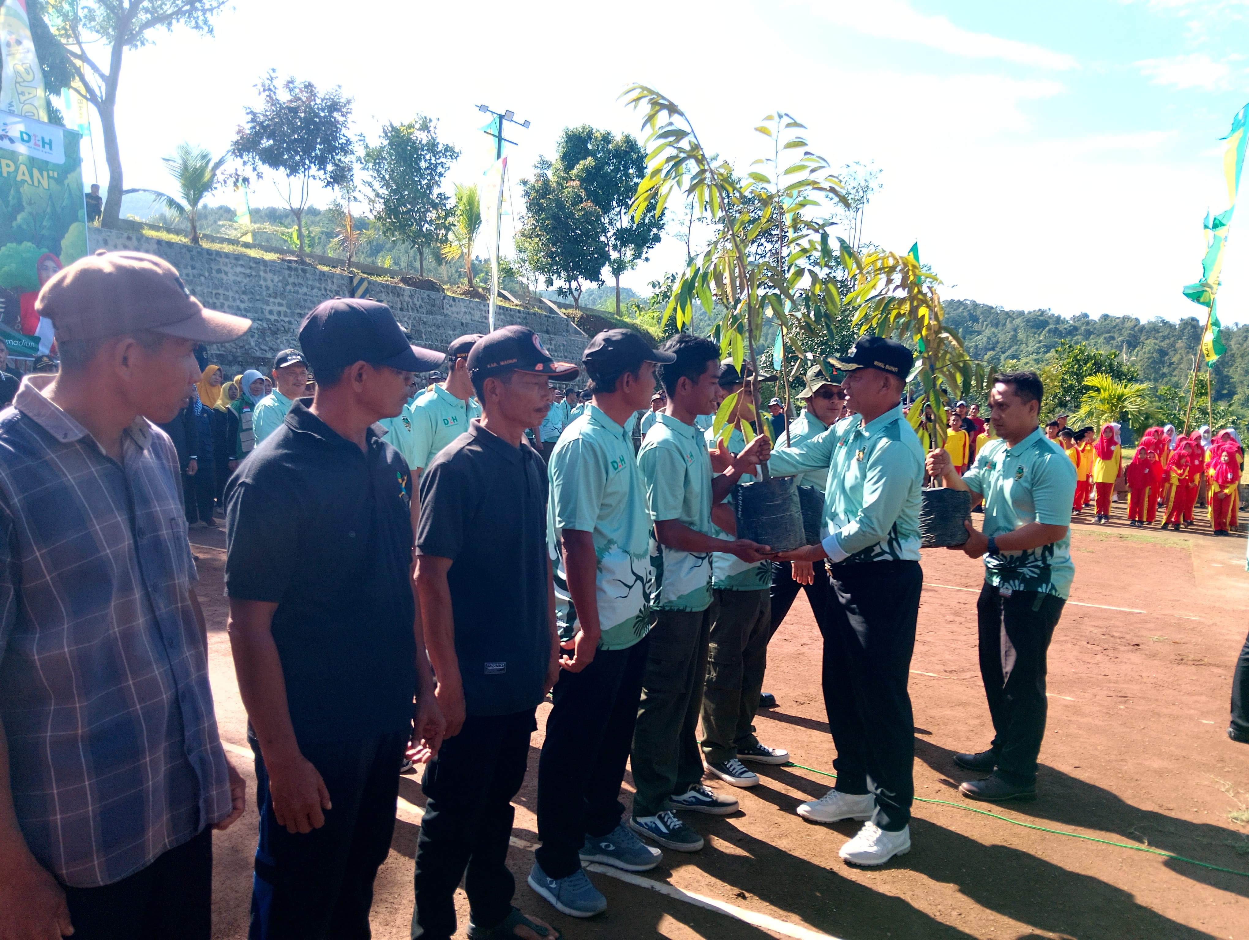 PEDULI: Wabup dr Purnomo Hadi memimpin jalannya penanaman pohon serentak di 3 kecamatan.