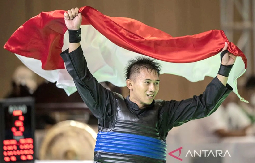 Pesilat putra Indonesia Iqbal Chandra Pratama melakukan selebrasi saat merebut medali emas SEA Games 2023 di Kamboja.