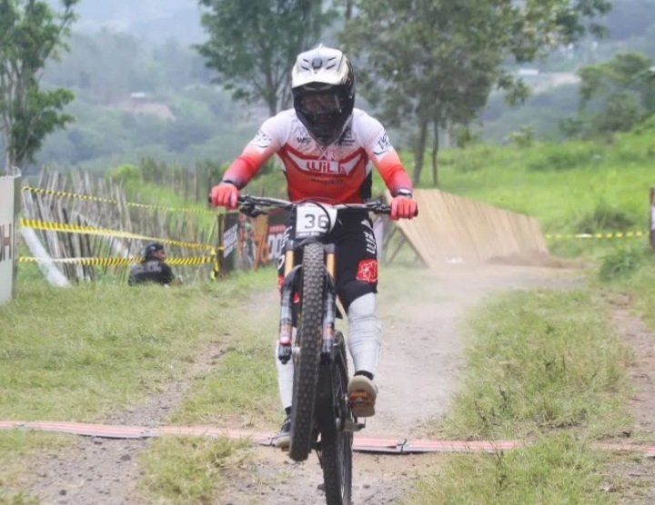 Aksi Rendy Varera Sanjaya di garis finis 76 Indonesian Downhill SEA Games 2025.