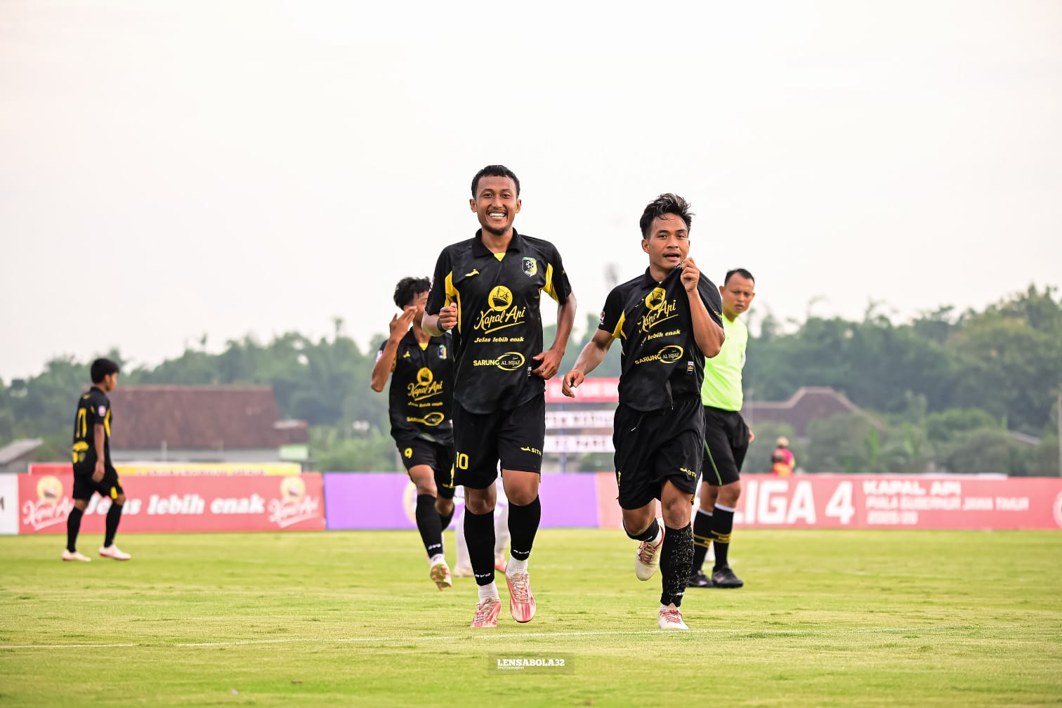 Pemain PSM Madiun saat merayakan gol kemenangan mereka atas Pare FC dalam laga yang digelar di Gelora Bung Sumardji, Nganjuk, Rabu (10/12). FOTO: PSM MADIUN OFFICIAL