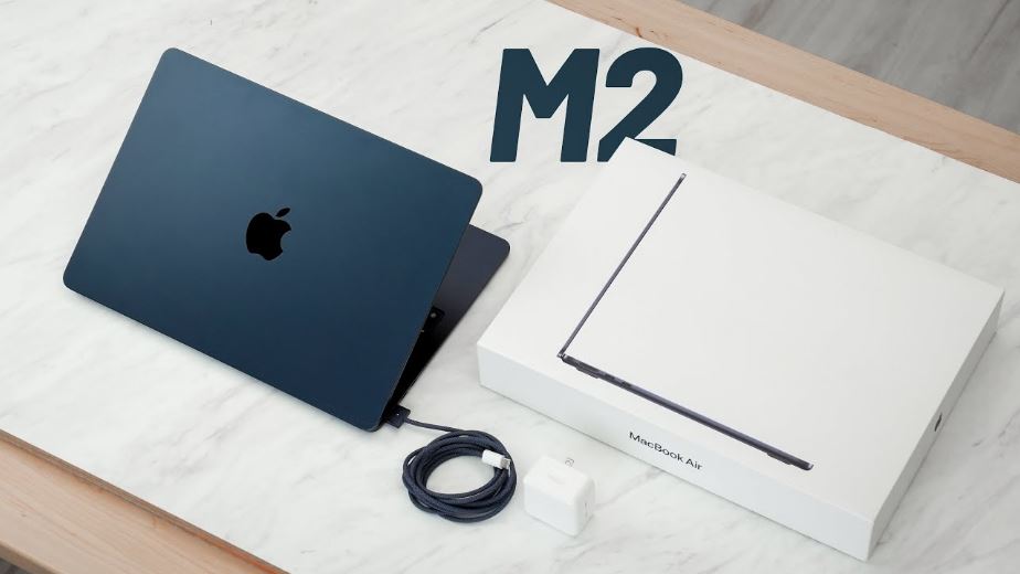 Ilustrasi laptop MacBook harga sekitar Rp 15 juta.