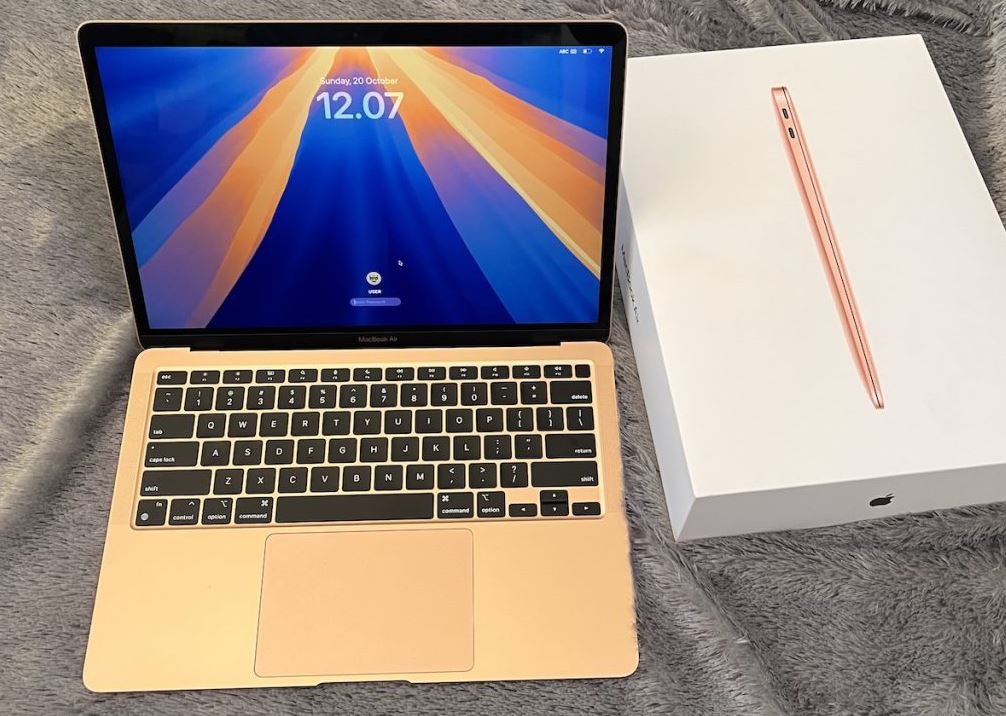 Ilustrasi MacBook bekas.