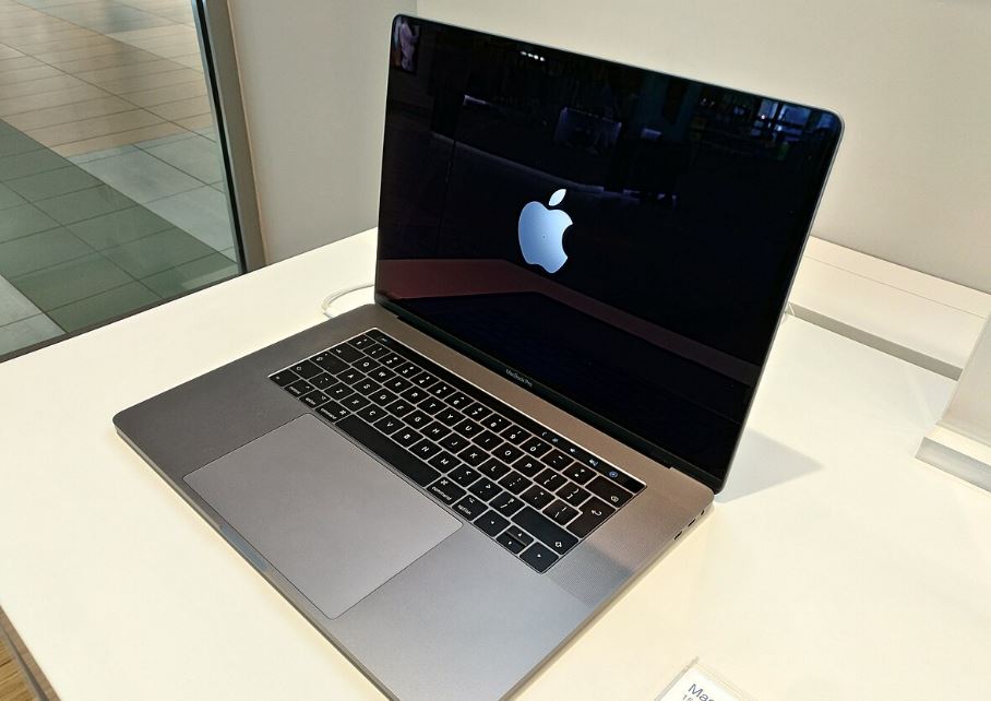 Ilustrasi laptop MacBook untuk editing video.