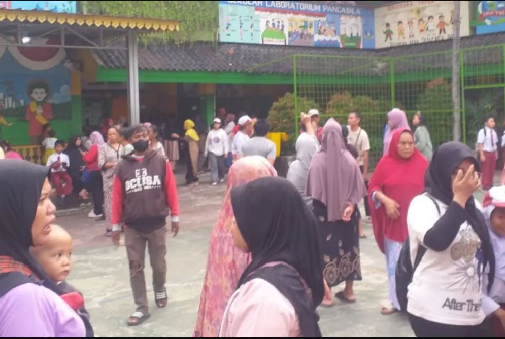 Orang tua siswa mendatangi SDN Kalibaru 01 Cilincing, Kamis (11/12/2025)