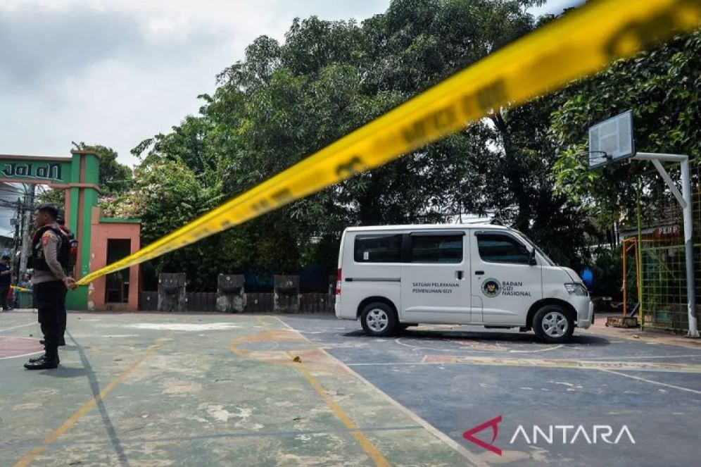 Mobil pengangkut Makan Bergizi Gratis (MBG) yang menabrak siswa dan guru di SDN Kalibaru 01 Pagi, Cilincing, Jakarta, Kamis (11/12/2025).