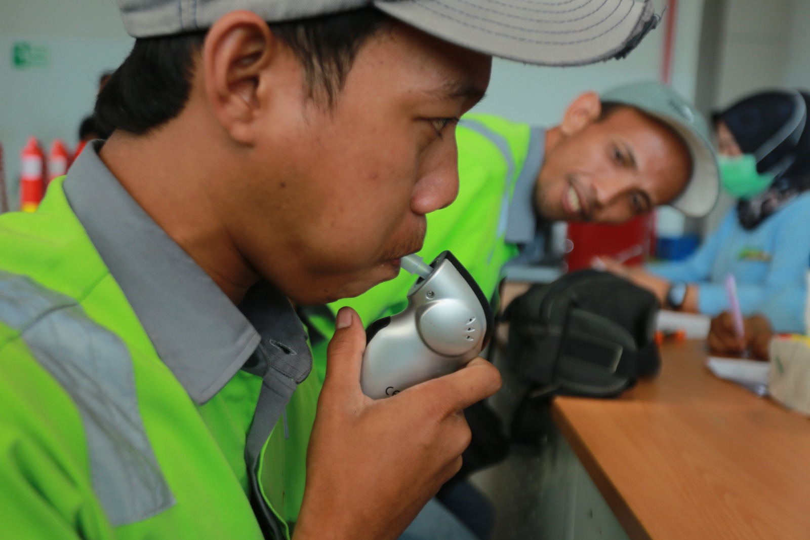 Petugas Dinkes-PPKB, Satresnarkoba Polres Madiun Kota, dan Satpel Terminal Purboyo memeriksa kesehatan sopir dan awak bus jelang Nataru. Foto: Bagas Bimantara/Radar Madiun.