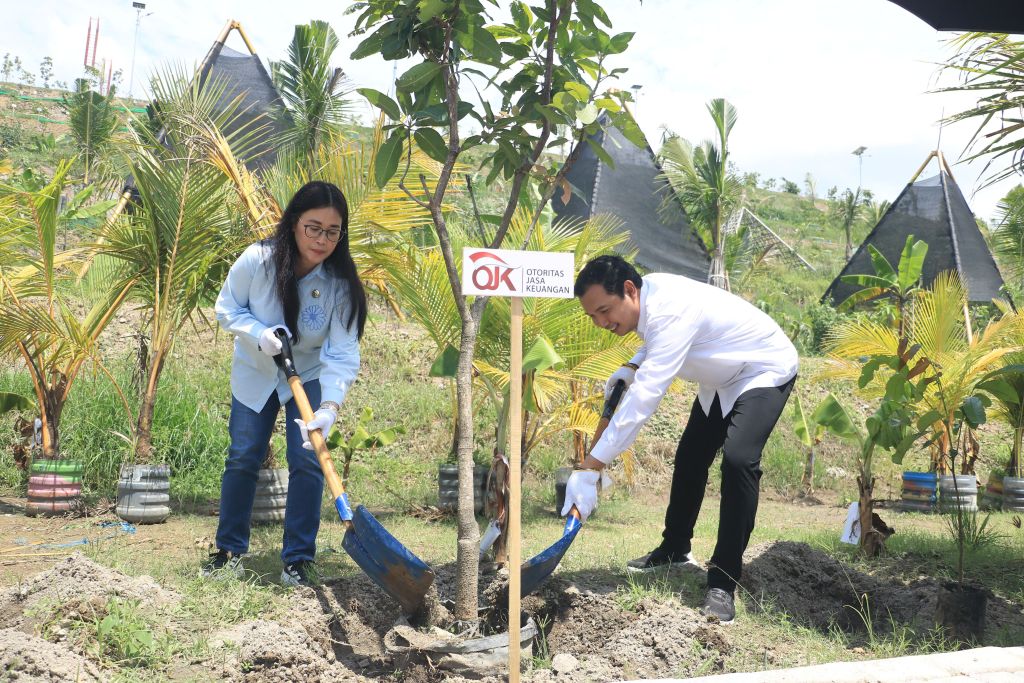 OJK Kediri bersama Media Sobat OJK menanam 250 bibit pohon di TPA Winongo sebagai bagian peringatan HUT ke-14 OJK. Foto: Diskominfo untuk Radar Madiun.