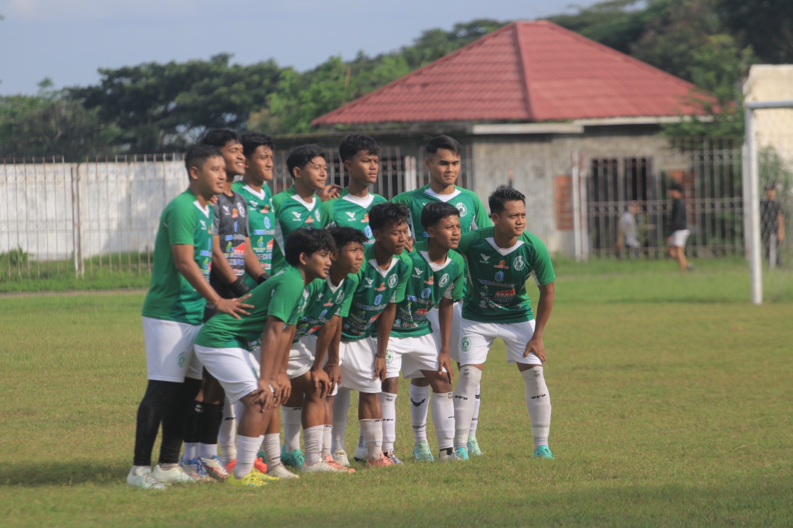 Para pemain MPFC tampil keras dalam laga uji coba melawan Persemag Magetan di Stadion Yosonegoro. Foto: Aji Putra/Radar Madiun.