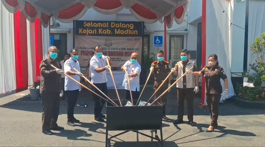 Kejari Kabupaten Madiun memusnahkan barang bukti 17 perkara pidana yang telah inkrah dengan metode dibakar, digerinda, hingga diblender. Foto: Dian Rahayu/Radar Madiun.
