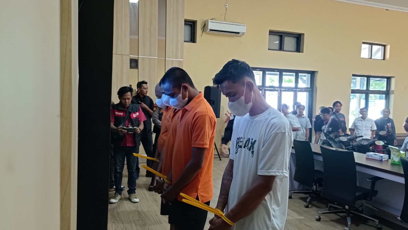 Kapolres Pacitan AKBP Ayub Diponegoro Azhar membeberkan kasus curanmor bersenjata airsoft gun dengan dua pelaku asal Pringkuku. FOTO: NUR CAHYONO/RADAR PACITAN