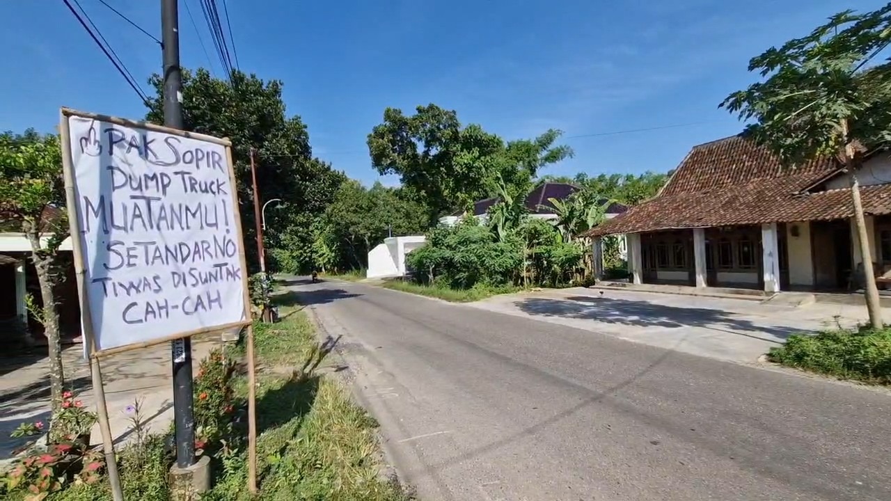Warga Jenangan memasang poster satire memprotes maraknya truk tambang ODOL di Jalan Raya Mlilir&ndash;Jenangan. SUGENG DWI N/RADAR PONOROGO