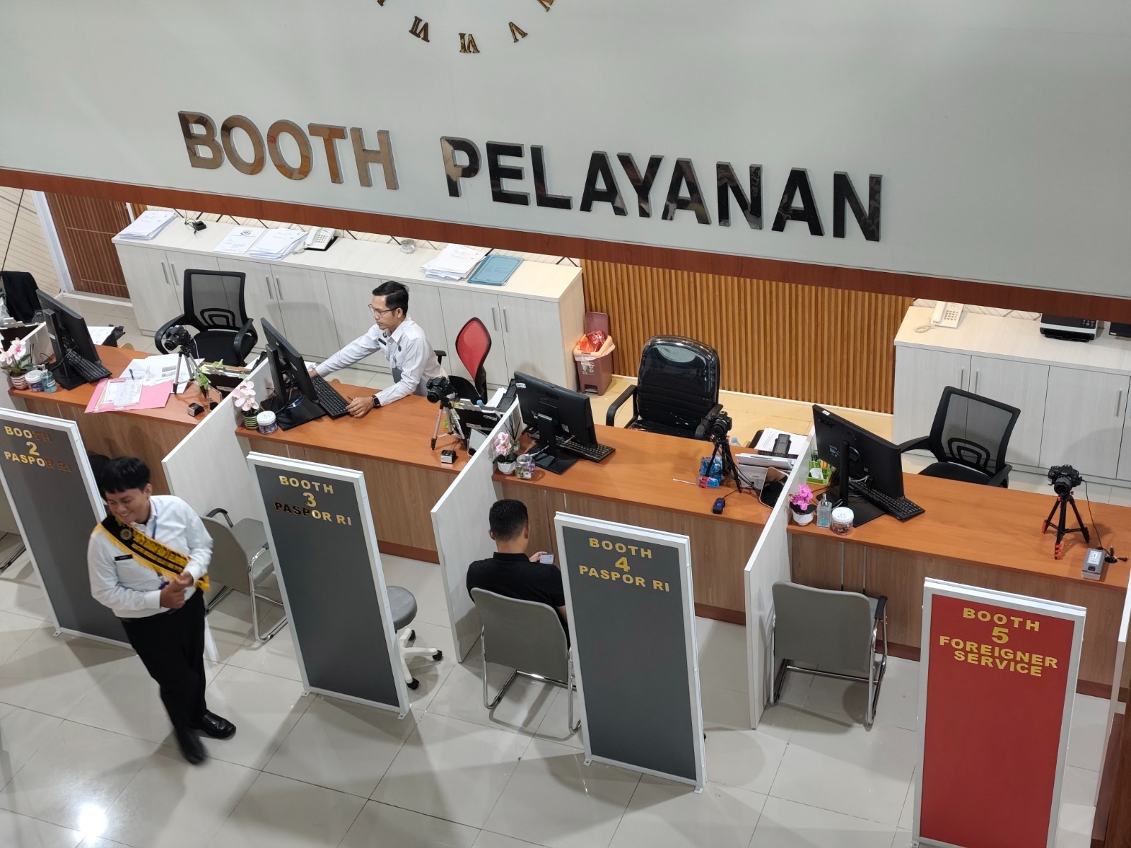 Warga mengurus paspor di Kantor Imigrasi Kelas II Non TPI Ponorogo yang mencatat 18.891 penerbitan paspor sepanjang 2025. SUGENG DWI N./JAWA POS RADAR PONOROGO