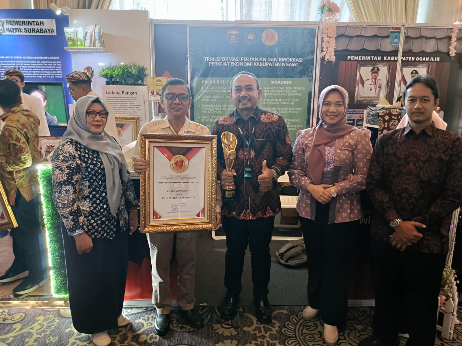 Bupati Ngawi Ony Anwar Harsono bersama Kepala DKPP Supardi menerima penghargaan IGA Award 2025 atas capaian inovasi PRLB.