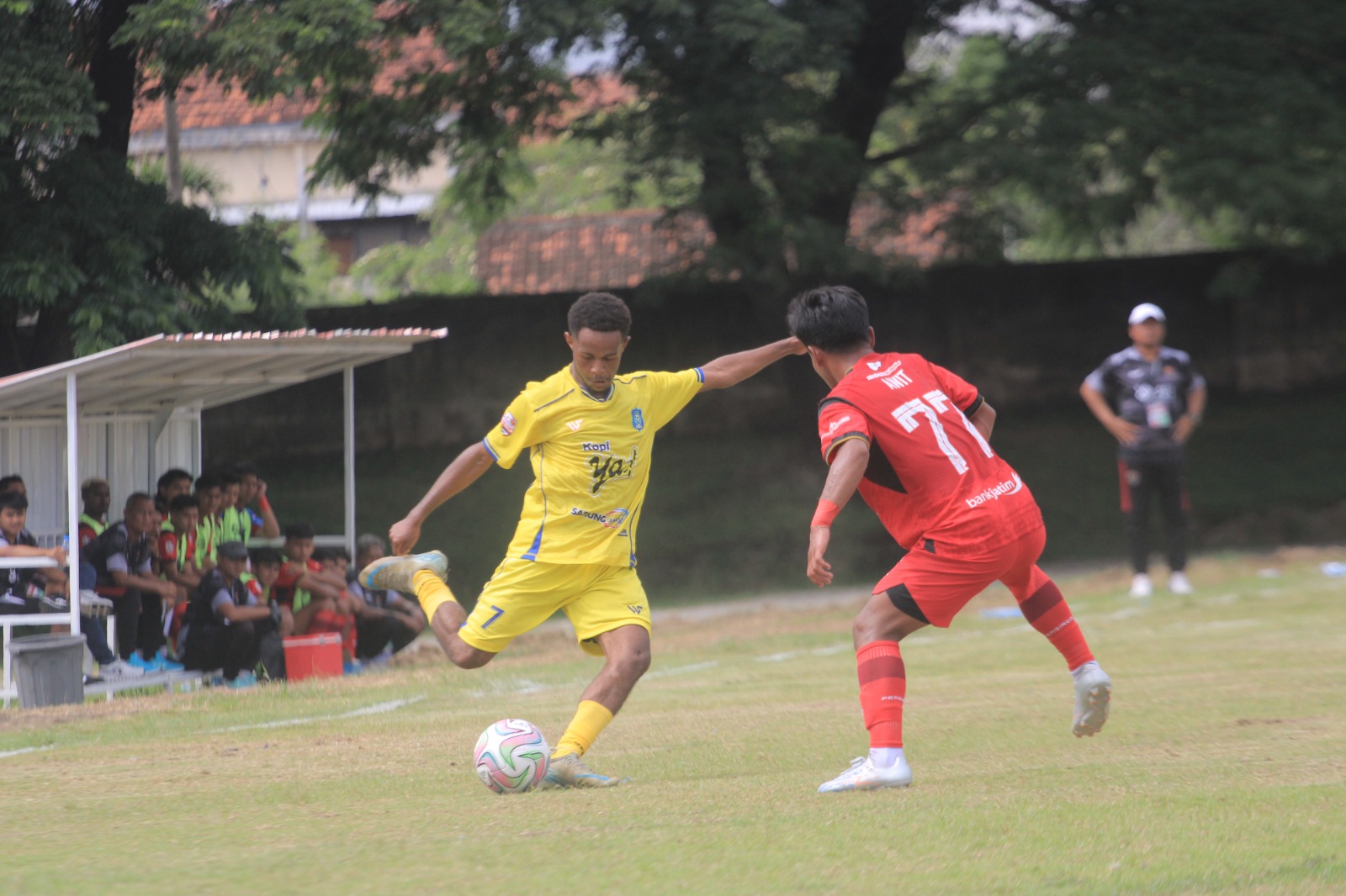 Persemag harus mengakui keunggulan Persinga 1&ndash;2 pada laga perdana Grup M di Stadion Batoro Katong, Kamis (11/12). AJI PUTRA/JAWA POS RADAR MAGETAN