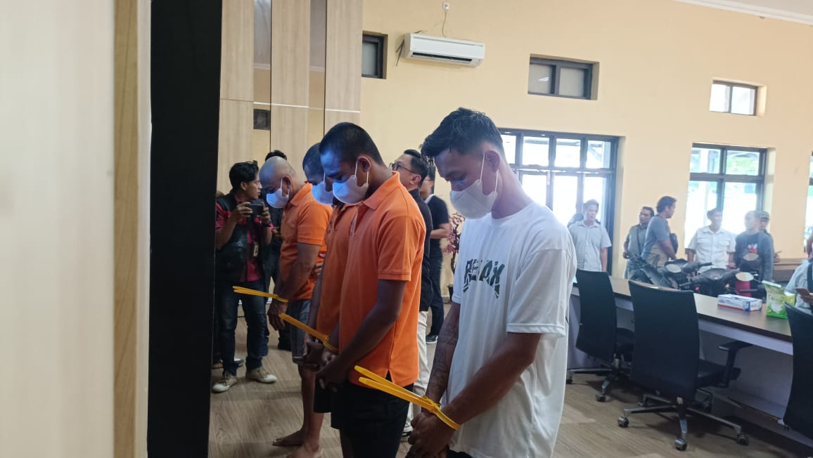 Icuk saat rilis kasus di Polres Pacitan. Pria 29 tahun itu ditangkap usai mencuri motor milik istrinya sendiri demi menutup utang judi online. NUR CAHYONO/RADAR PACITAN